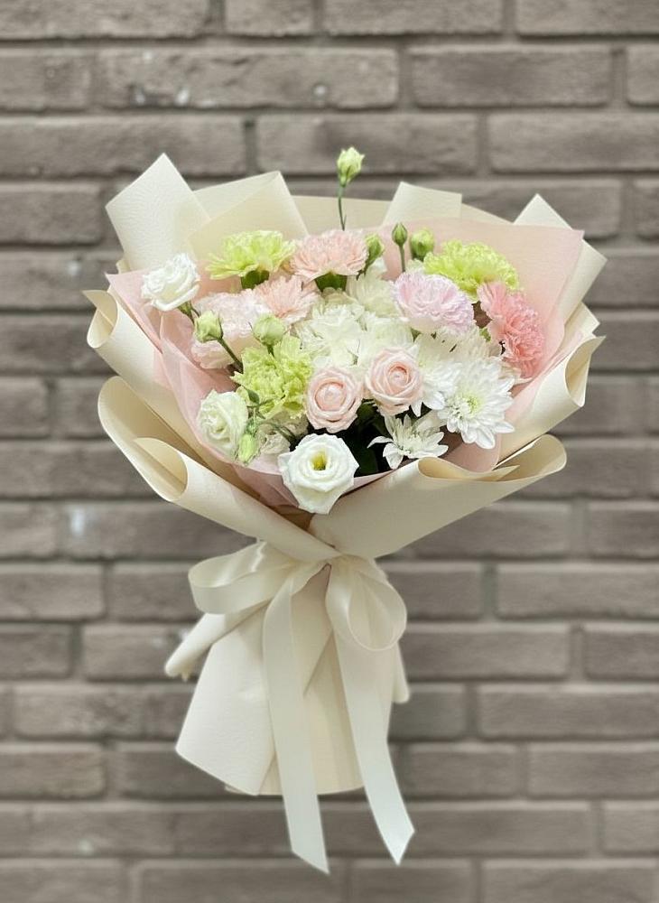 Букет цветов из: Гвоздики, Розы, Лизиантусы и Хризантемы в Тербунах