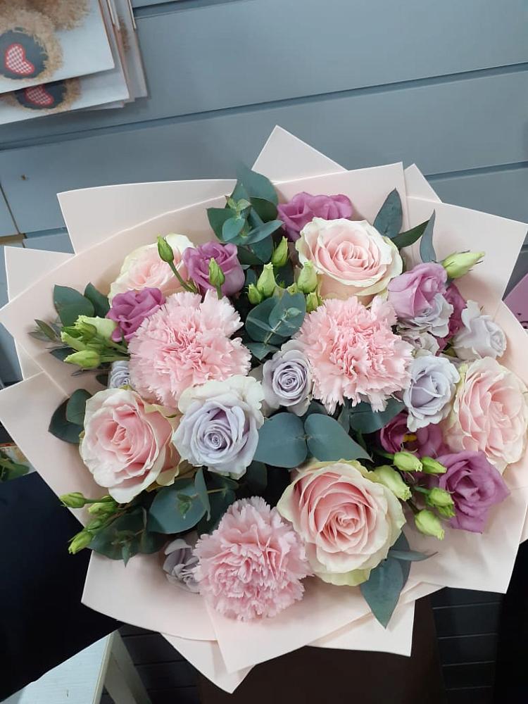 Букет цветов из: Розы, Гвоздики и Лизиантусы в Тербунах